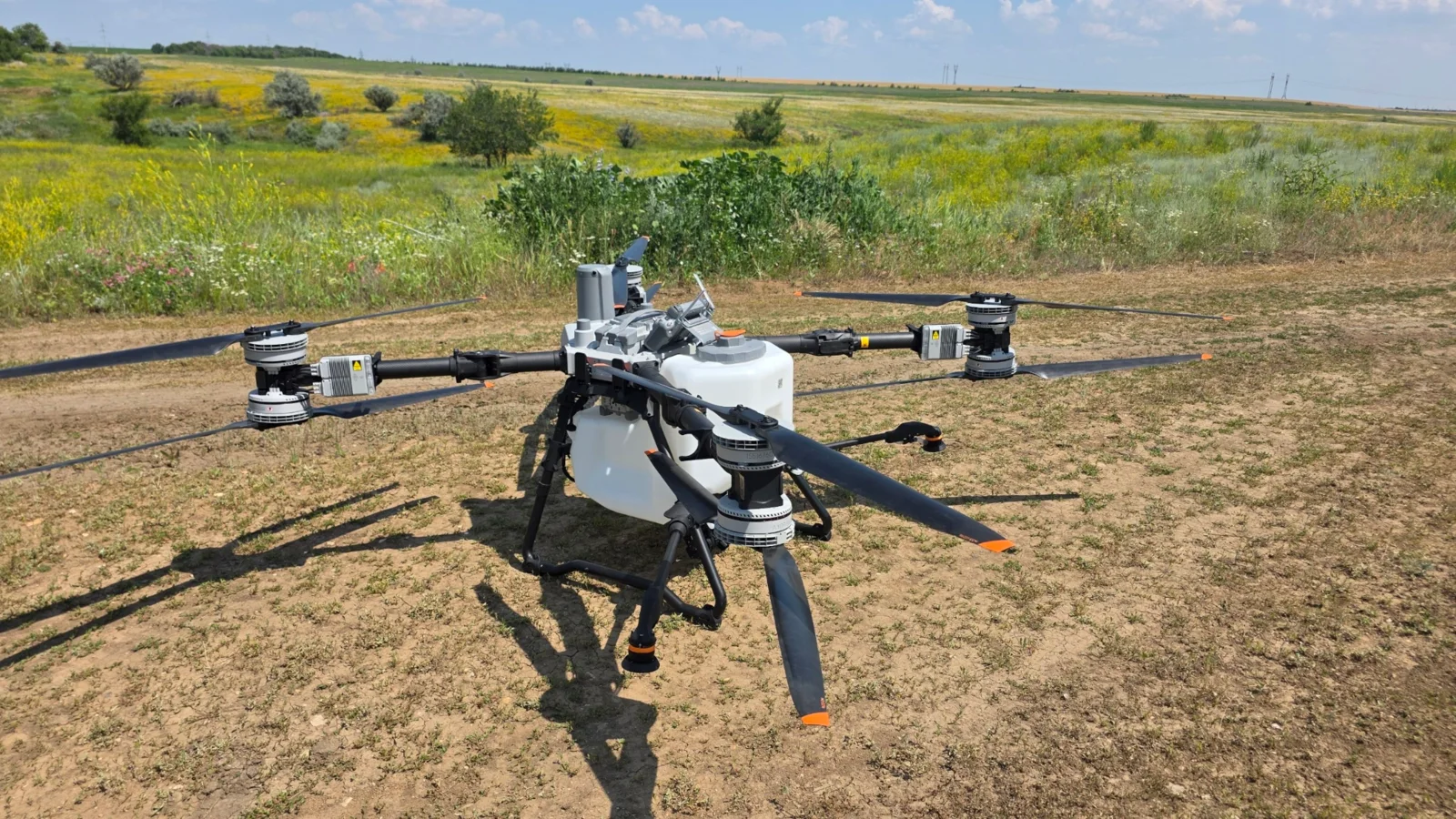 DJI Agras T100 AGI Systems в российских полевых условиях, вид сбоку