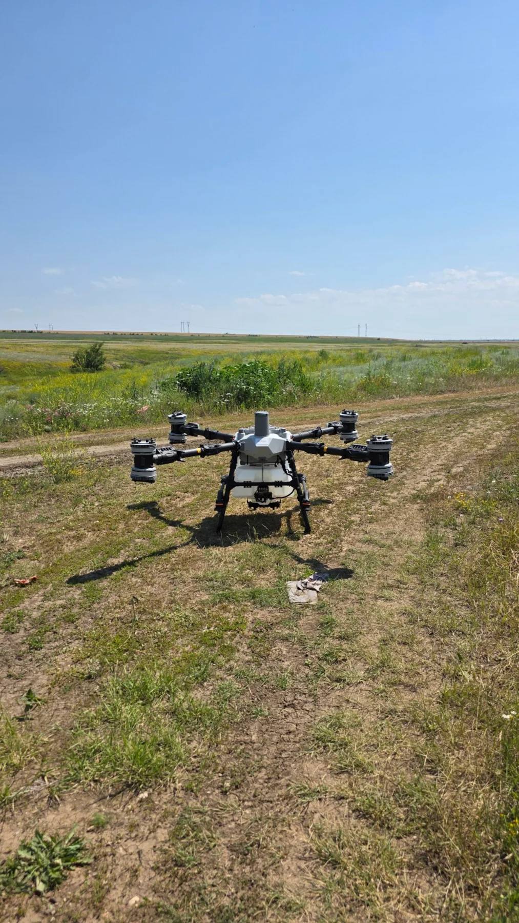 DJI Agras T100 AGI Systems на полевой площадке